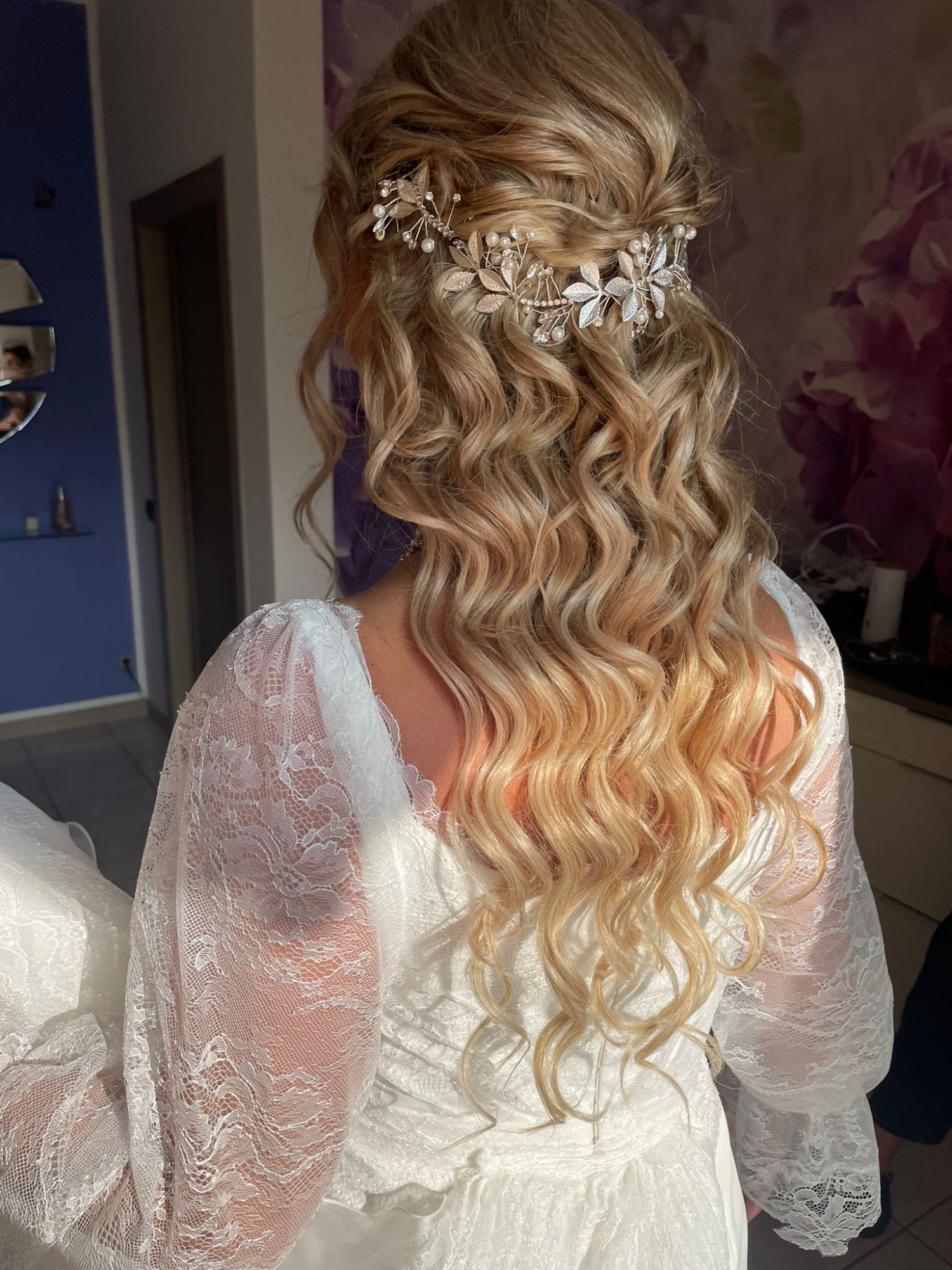 Acconciatura riccioli con accessori perle